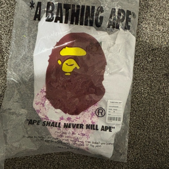 White Bape Sakura tshirt with bag - Picture 7 of 7